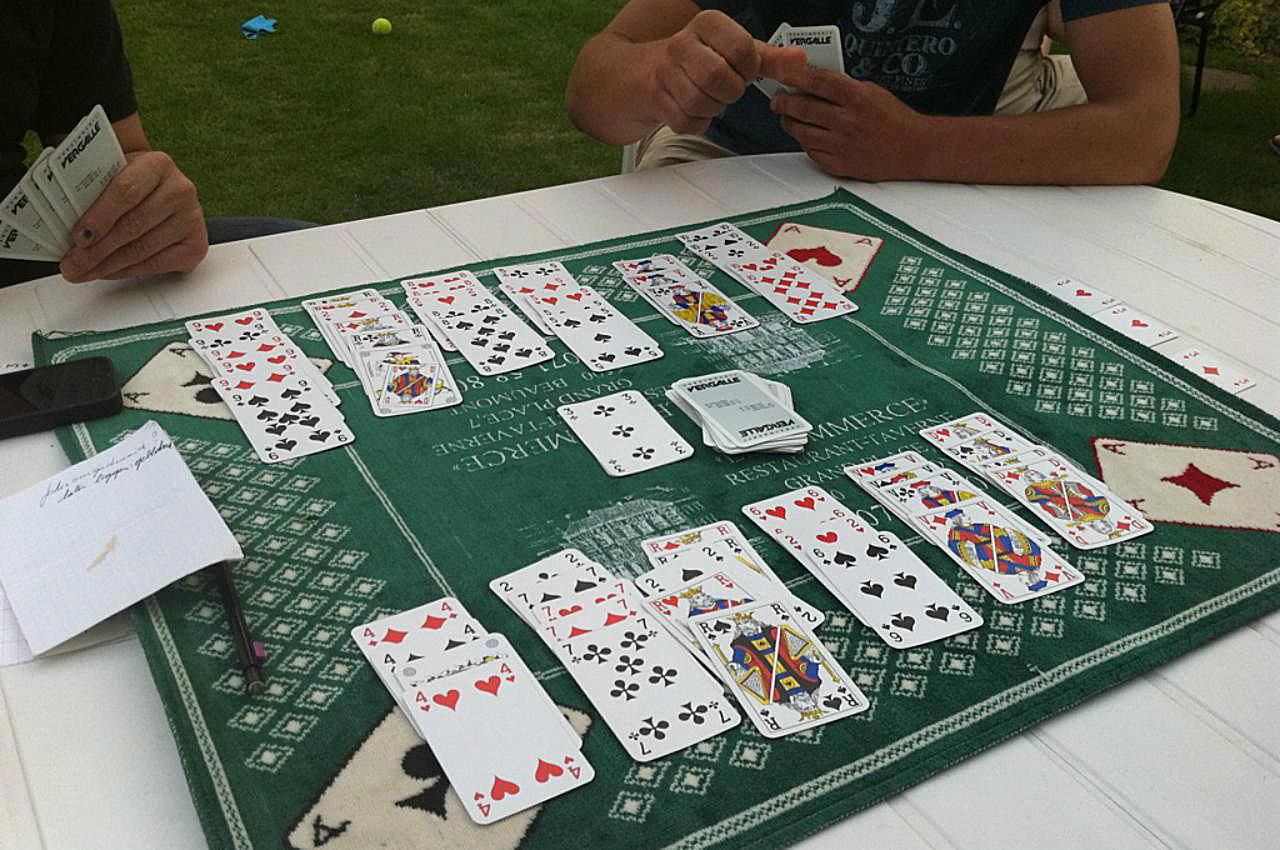 how to play canasta for beginners